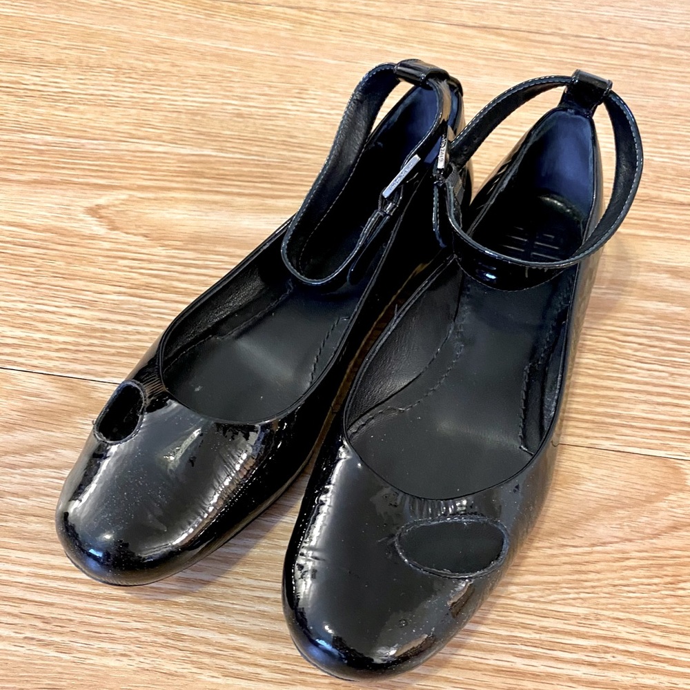 Givenchy black patent leather 37 flats